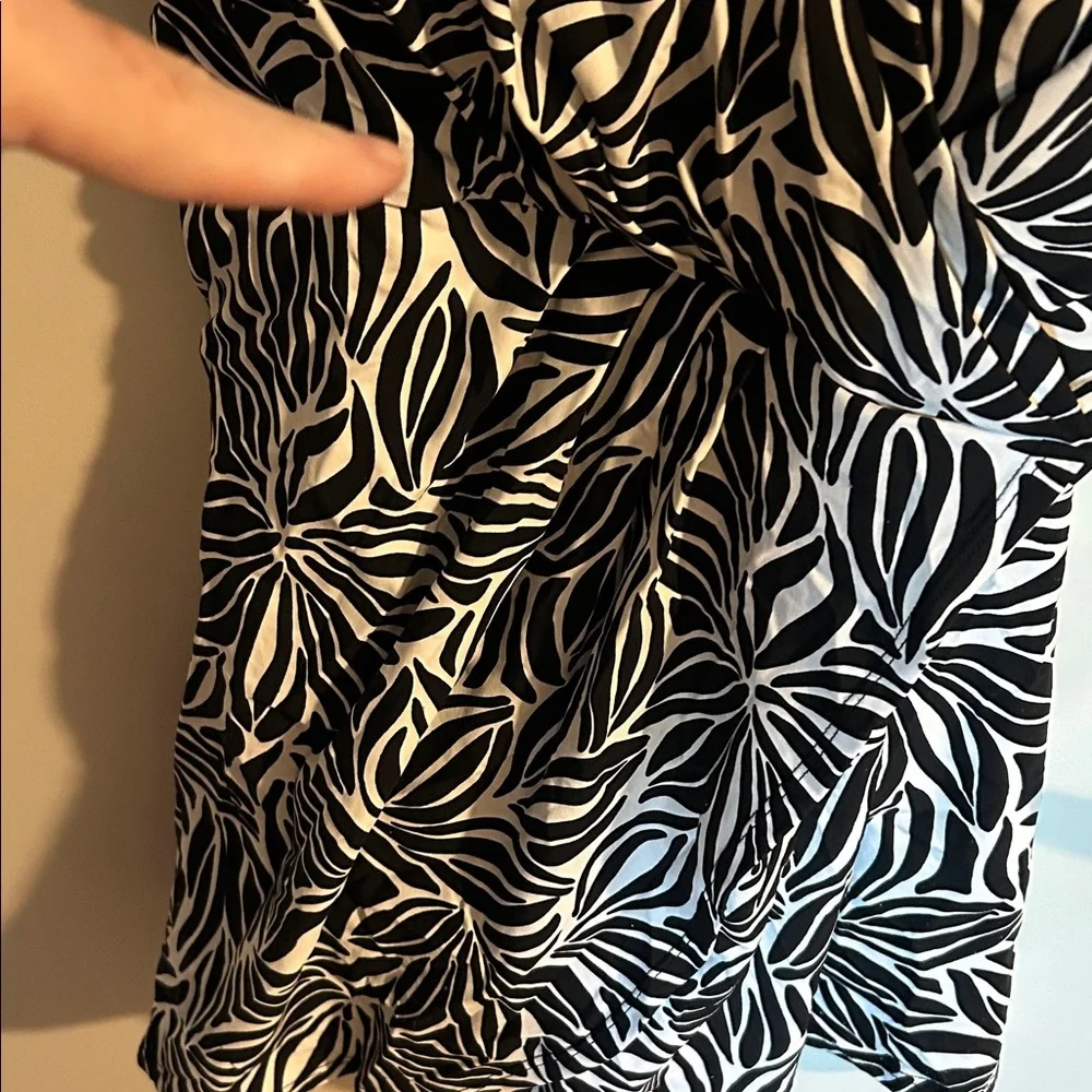 Black & White Leaf-Print V-Neck Swimsuit - Picture 8 of 8